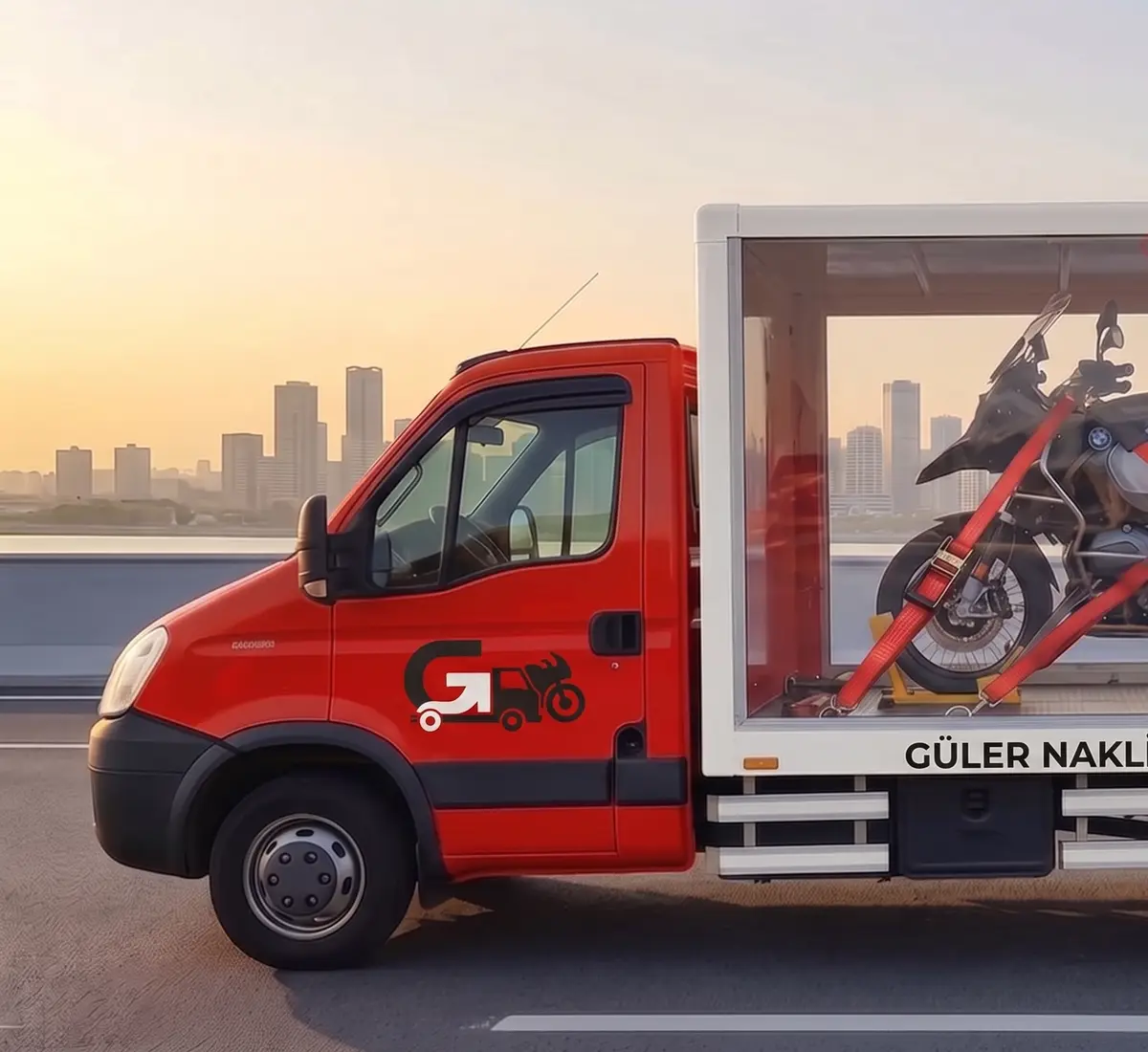 Güler Nakliyat logolu kırmızı kapalı kasa araç; kasada kayışlarla bağlanmış motosiklet.